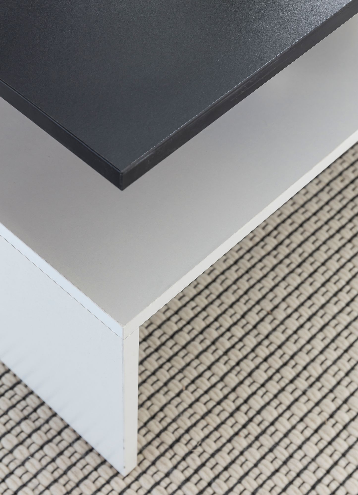 Wohnzimmertisch 90 mal 43 mal 60 cm mit Ablage Holz Schwarz Weiss Design Wohnzimmer Couchtisch zweiteilig mit Stauraum Sofatisch eckig Kaffeetisch modern Loungetisch gross und hoch