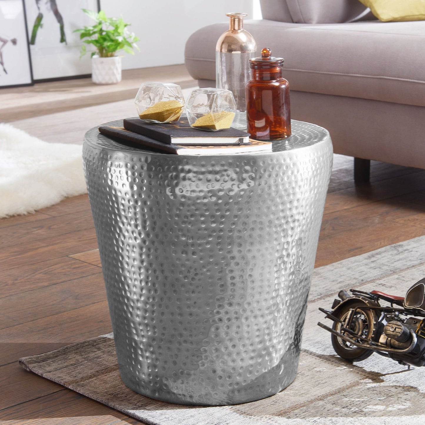 Beistelltisch 41 mal 41 mal 41cm Aluminium Silber Dekotisch orientalisch rund Kleiner Hammerschlag Abstelltisch Designer Ablagetisch Metall modern Anstelltisch schmal