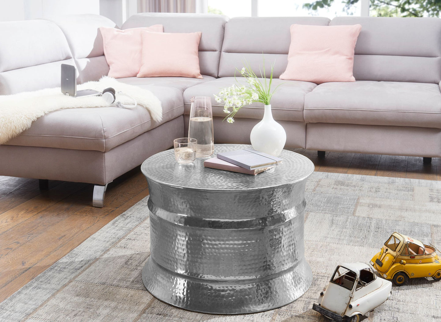 Couchtisch 62 mal 41 mal 62cm Aluminium Silber Beistelltisch orientalisch rund Flacher Hammerschlag Sofatisch Metall Design Wohnzimmertisch modern Loungetisch indisch Stubentisch klein