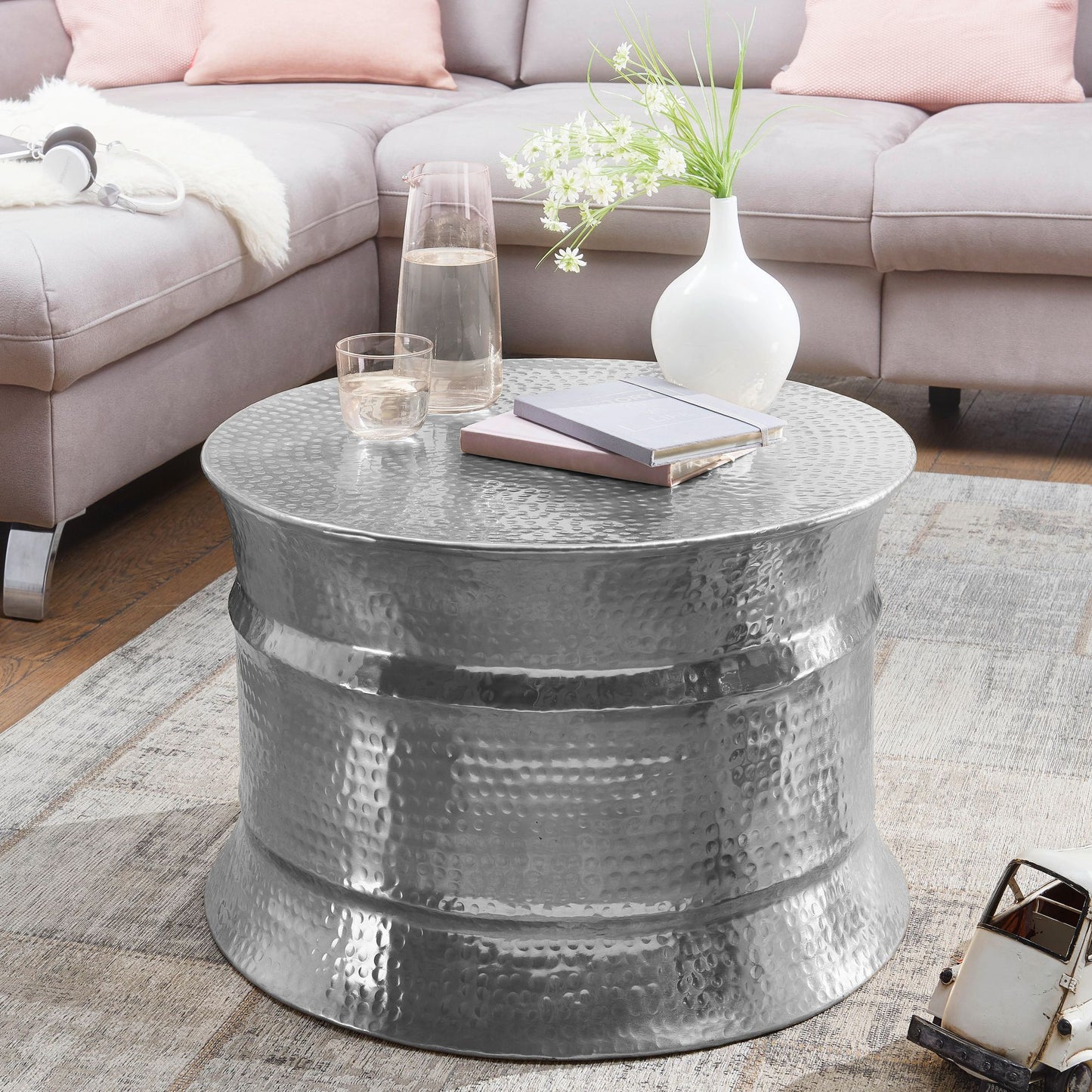 Couchtisch 62 mal 41 mal 62cm Aluminium Silber Beistelltisch orientalisch rund Flacher Hammerschlag Sofatisch Metall Design Wohnzimmertisch modern Loungetisch indisch Stubentisch klein