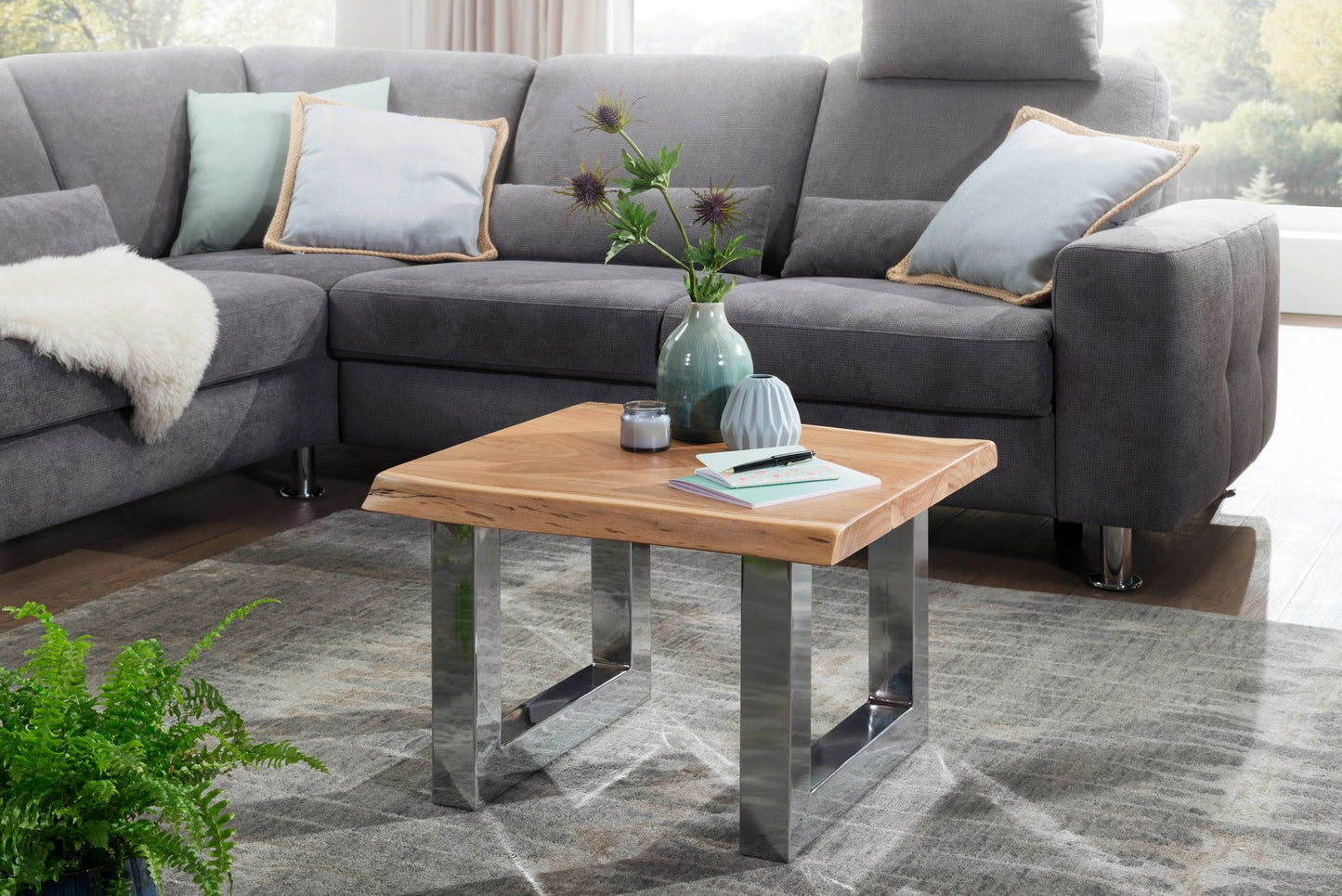 Couchtisch 58 mal 40 mal 60 cm Akazie Massiv Holz Metallgestell Braun Baumstamm Wohnzimmertisch Massivholz klein Baumkante Sofatisch Landhaus Holztisch Tisch Wohnzimmer Stubentisch