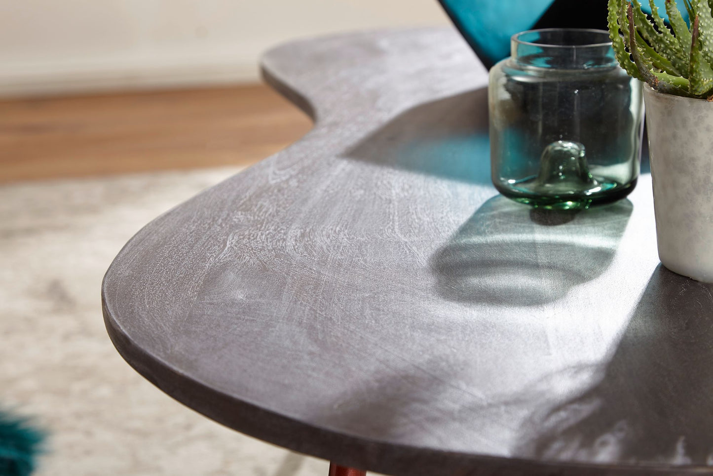 Design Couchtisch JAI 122 mal 34 5 mal 63 cm Akazie mit Metallbeinen Kupfer Nierentisch Massivholz Grau Holztisch Tischbeine Metall Cooler Massivholztisch Tisch Flach Modern