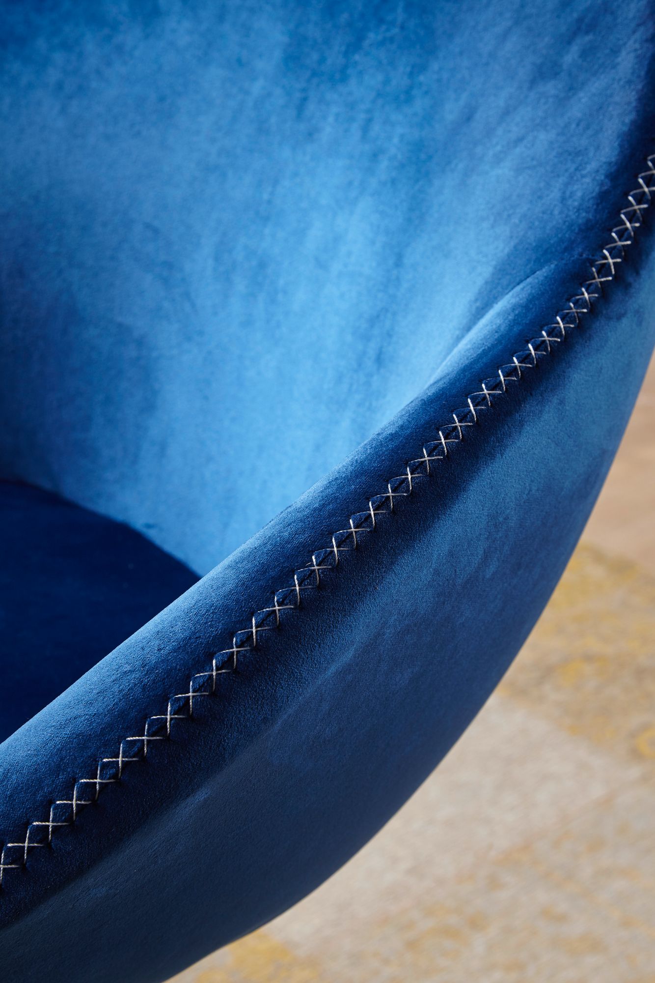 Loungesessel SIRAN Samt Blau Gold 70 mal 79 mal 70 cm Design Drehstuhl Clubsessel Polsterstuhl mit Armlehne Drehsessel Cocktailsessel Lounge Barsessel Besucherstuhl Sessel mit Stoffbezug