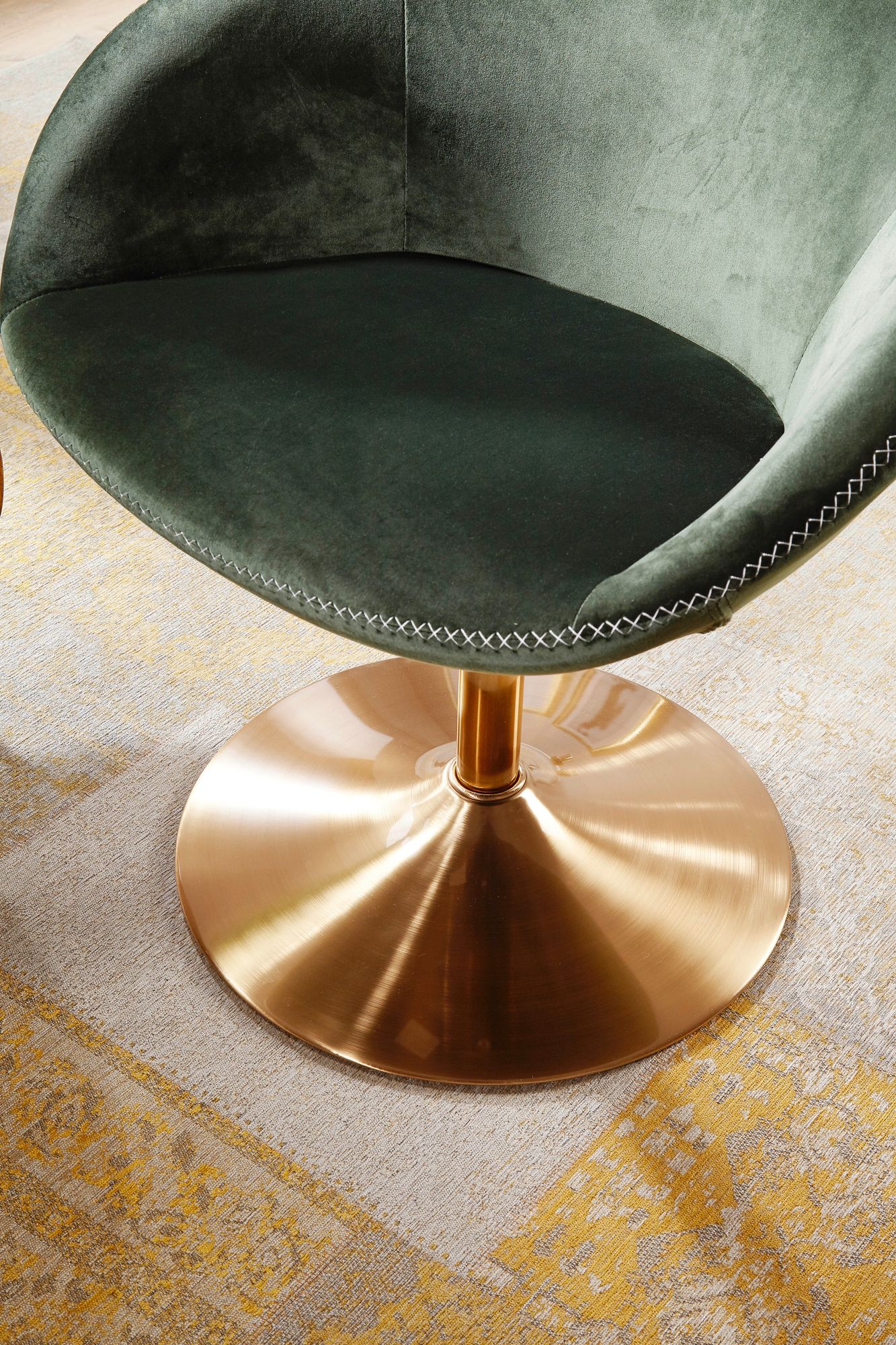 Loungesessel SIRAN Samt Gruen Gold 70 mal 79 mal 70 cm Design Drehstuhl Clubsessel Polsterstuhl mit Armlehne Drehsessel Cocktailsessel Lounge Barsessel Besucherstuhl Sessel mit Stoffbezug