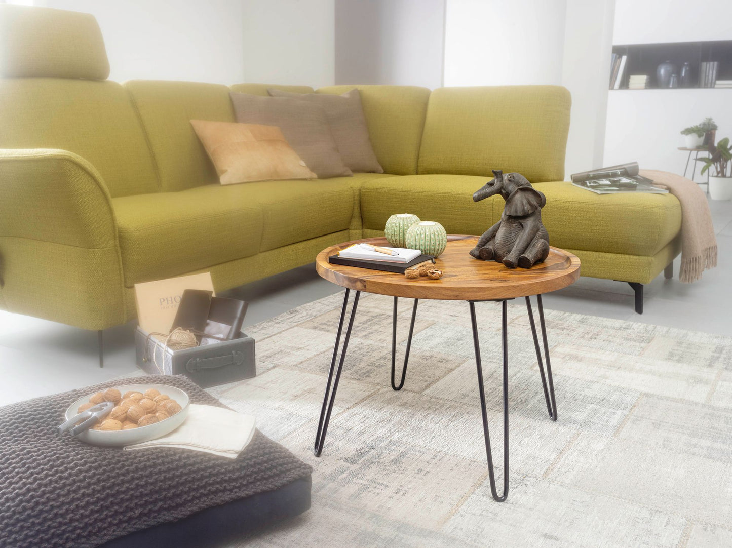 Couchtisch Sheesham Massivholz 60 mal 45 mal 60 cm Wohnzimmertisch Rund Sofatisch mit Haarnadelbeine Kaffeetisch aus Holz und Metall