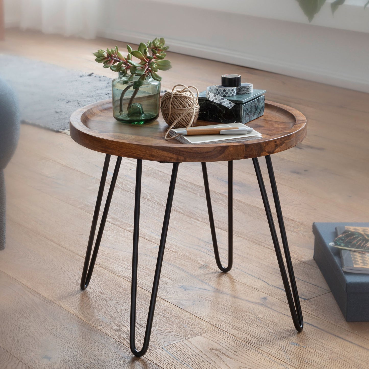 Couchtisch Sheesham Massivholz 45 mal 40 mal 45 cm Wohnzimmertisch Rund Sofatisch mit Haarnadelbeine Kaffeetisch aus Holz und Metall