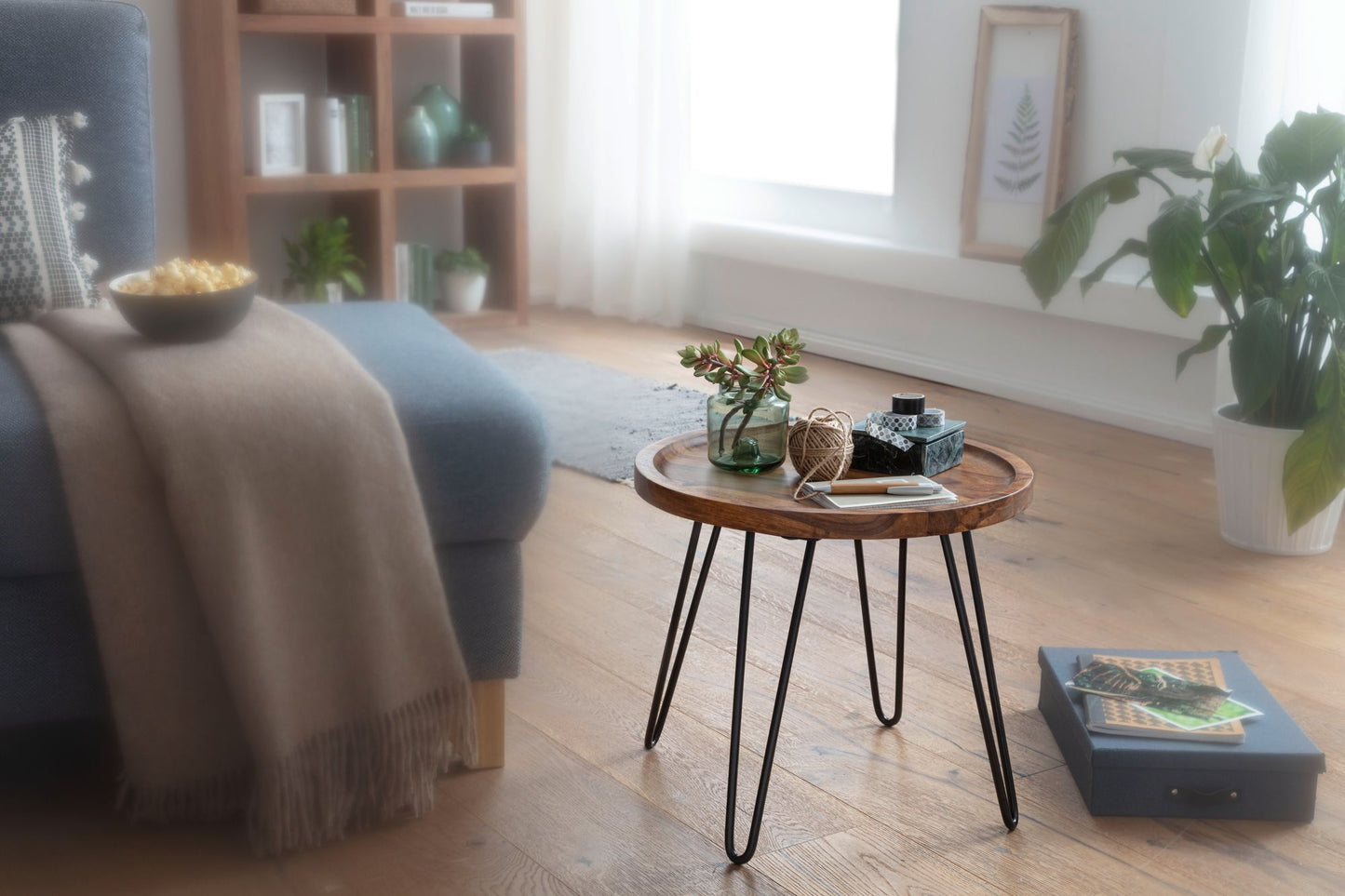 Couchtisch Sheesham Massivholz 45 mal 40 mal 45 cm Wohnzimmertisch Rund Sofatisch mit Haarnadelbeine Kaffeetisch aus Holz und Metall