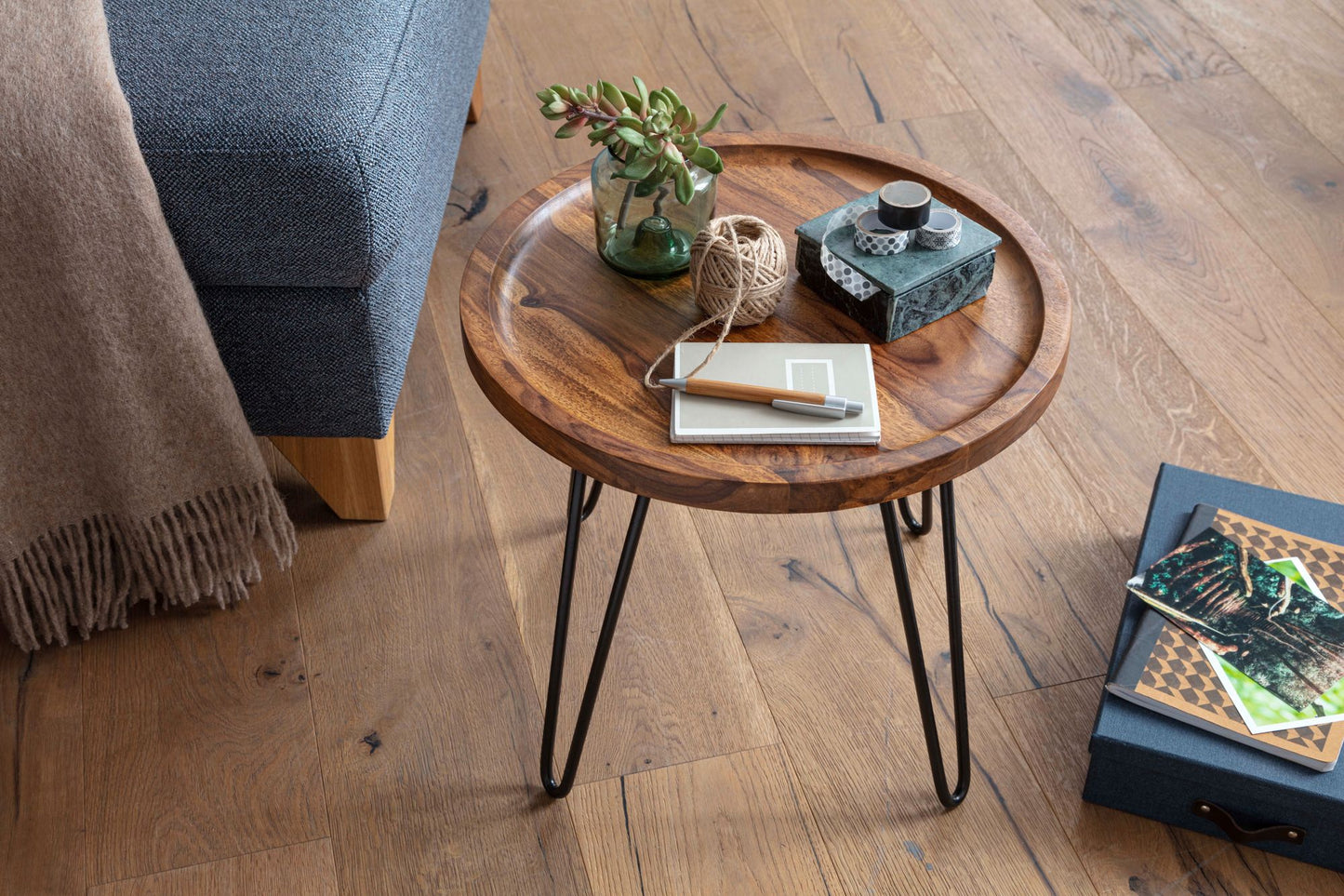 Couchtisch Sheesham Massivholz 45 mal 40 mal 45 cm Wohnzimmertisch Rund Sofatisch mit Haarnadelbeine Kaffeetisch aus Holz und Metall