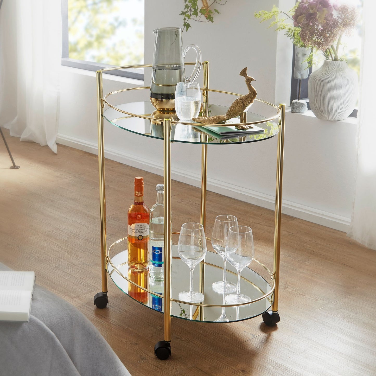 Design Servierwagen Gold 67 mal 79 cm Mobile Mini Bar Beistelltisch auf Rollen Speisewagen mit Glasplatte Weiss Kuechenwagen Teewagen mit Milchglas