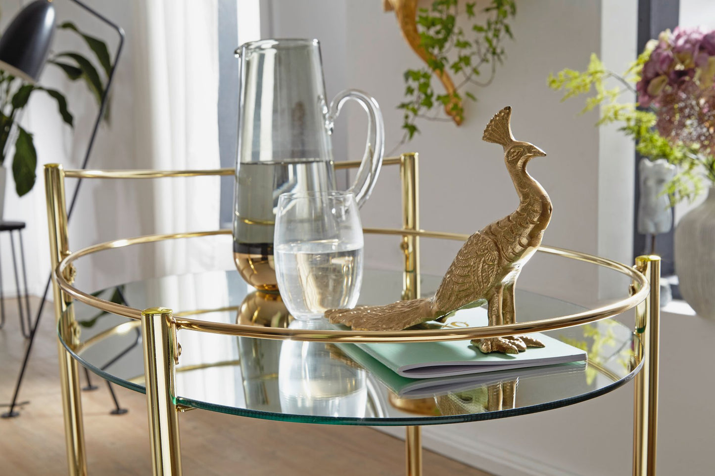 Design Servierwagen Gold 67 mal 79 cm Mobile Mini Bar Beistelltisch auf Rollen Speisewagen mit Glasplatte Weiss Kuechenwagen Teewagen mit Milchglas