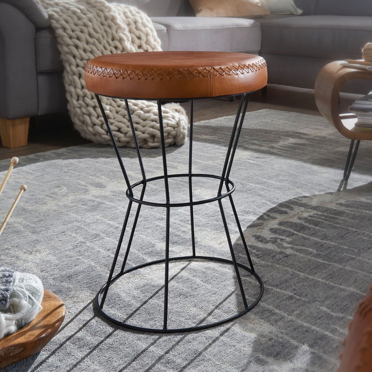 Sitzhocker Echtleder Metall 35 mal 48 mal 35 cm Design Hocker Rund Dekohocker mit Leder Bezug Moderner Lederhocker Braun Gepolstert