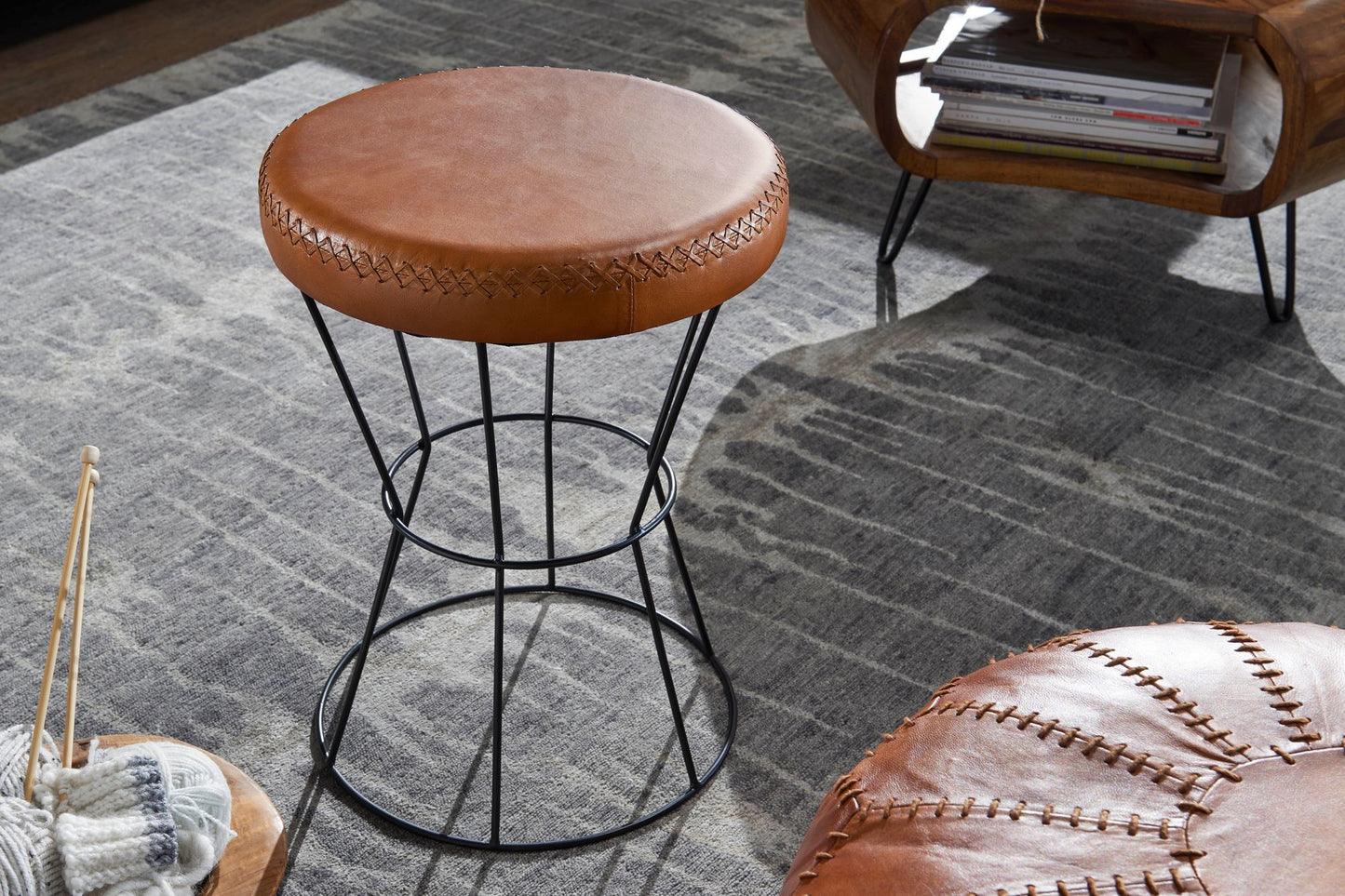 Sitzhocker Echtleder Metall 35 mal 48 mal 35 cm Design Hocker Rund Dekohocker mit Leder Bezug Moderner Lederhocker Braun Gepolstert