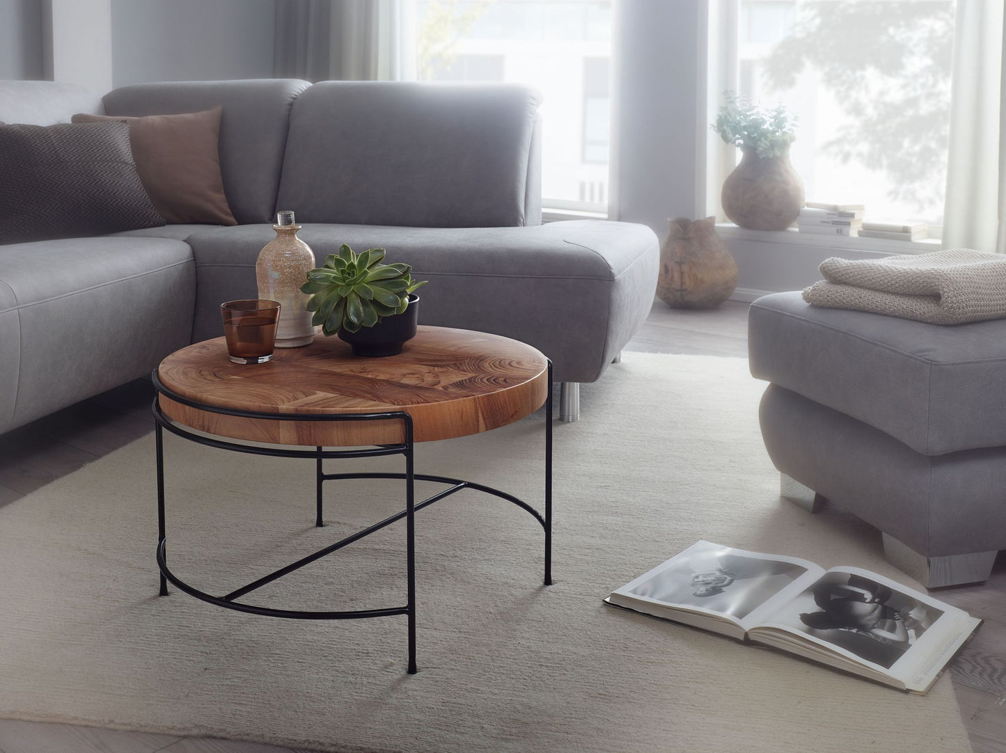 Couchtisch 62 mal 40 mal 62 cm Sofatisch Akazie Massivholz Metall Wohnzimmertisch Rund mit Metallbeinen Kleiner Designer Tisch Massiv Holztisch Wohnzimmer Industrial