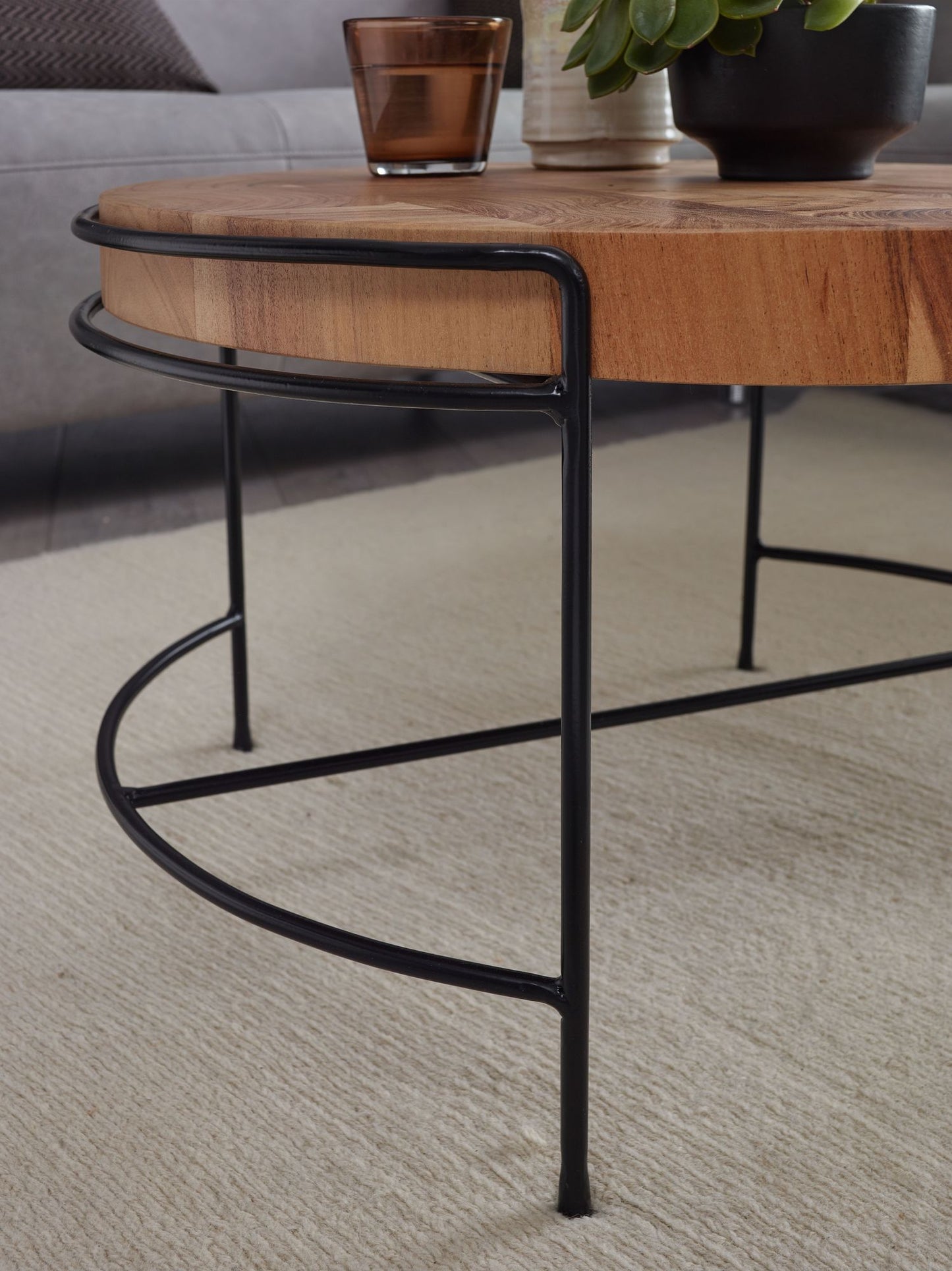 Couchtisch 62 mal 40 mal 62 cm Sofatisch Akazie Massivholz Metall Wohnzimmertisch Rund mit Metallbeinen Kleiner Designer Tisch Massiv Holztisch Wohnzimmer Industrial