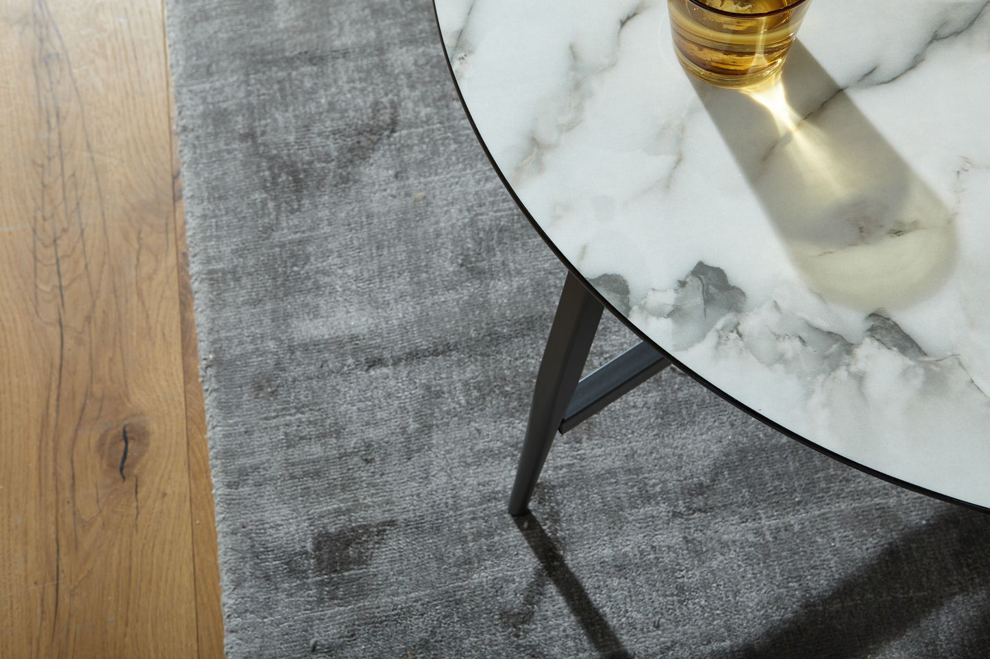 Couchtisch Rund 88 mal 37 mal 88 cm mit Marmor Optik Weiss Wohnzimmertisch mit Metall Beine Schwarz Moderner Dekotisch