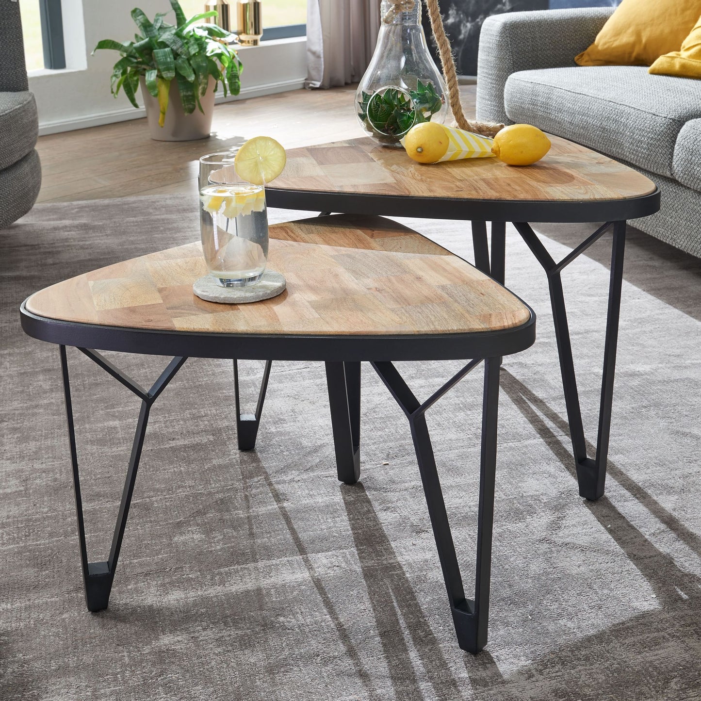 Design Couchtisch 2er Set Mango Akazie Massivholz Satztisch Dreieckig Wohnzimmertisch Braun mit Metallbeine Tischset 2 teilig Satztisch Holz Metall Schwarz