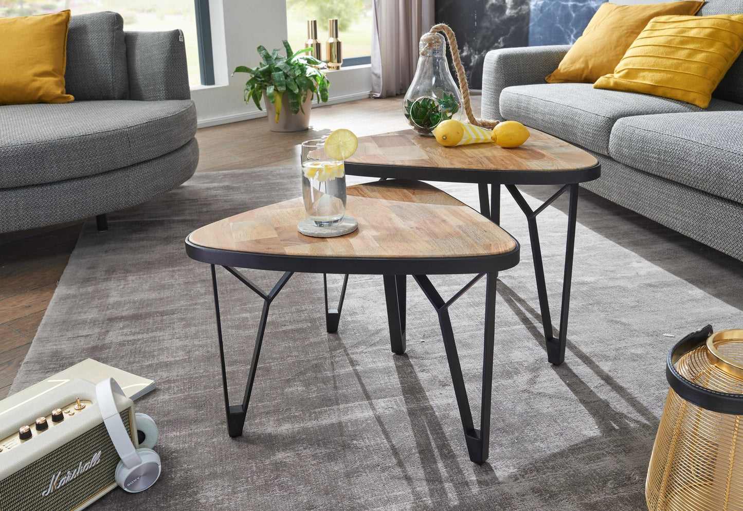 Design Couchtisch 2er Set Mango Akazie Massivholz Satztisch Dreieckig Wohnzimmertisch Braun mit Metallbeine Tischset 2 teilig Satztisch Holz Metall Schwarz