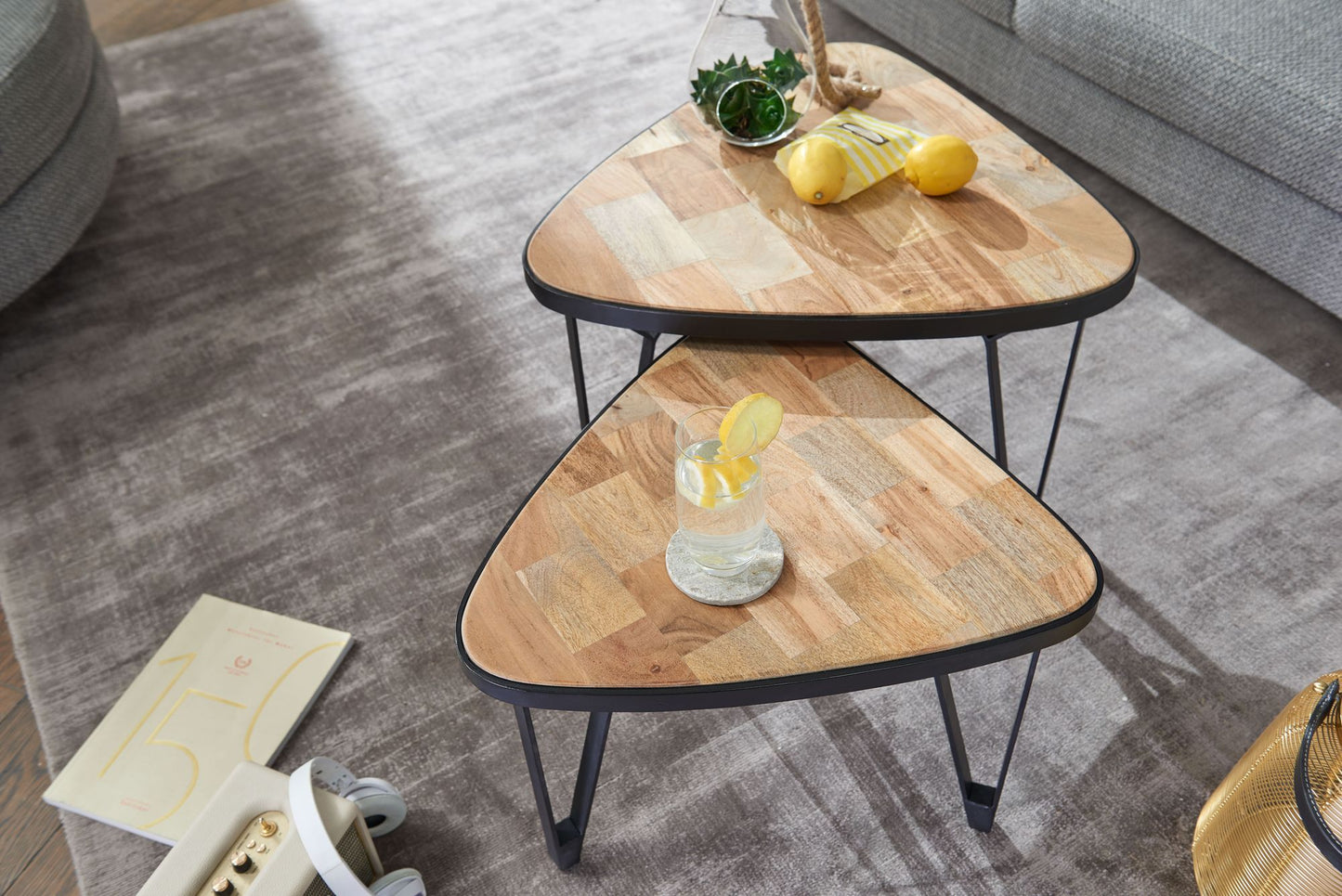Design Couchtisch 2er Set Mango Akazie Massivholz Satztisch Dreieckig Wohnzimmertisch Braun mit Metallbeine Tischset 2 teilig Satztisch Holz Metall Schwarz