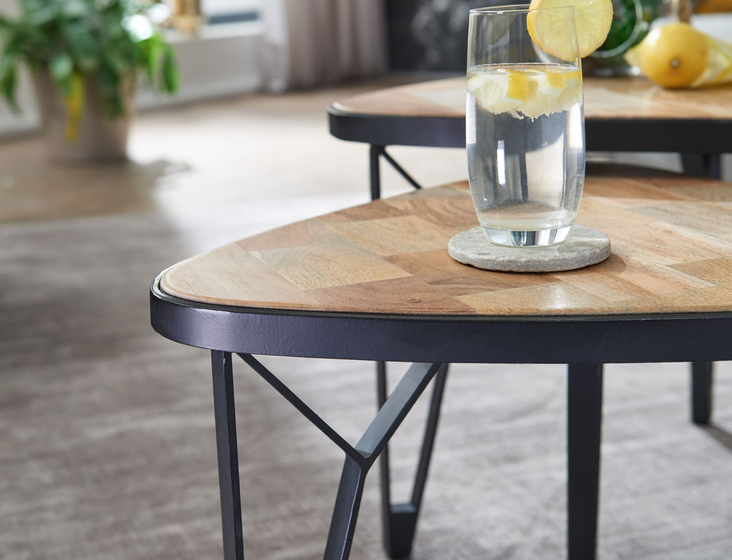 Design Couchtisch 2er Set Mango Akazie Massivholz Satztisch Dreieckig Wohnzimmertisch Braun mit Metallbeine Tischset 2 teilig Satztisch Holz Metall Schwarz
