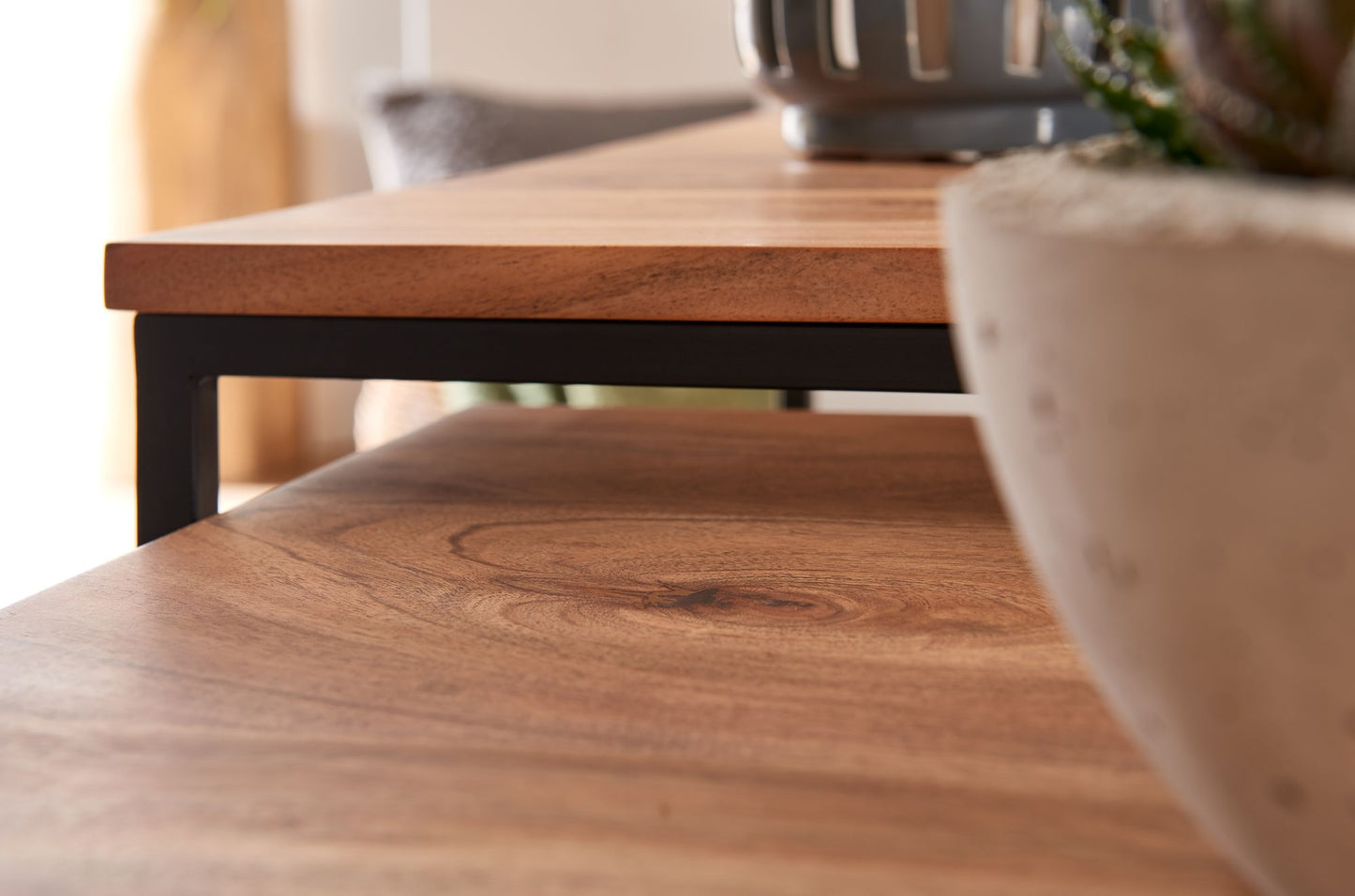 Wohnzimmertisch 2er Set Akazie Massivholz Metall Beistelltisch Eckig Design Couchtisch mit Metallbeine Sofatisch Tischset 2 teilig Satztisch