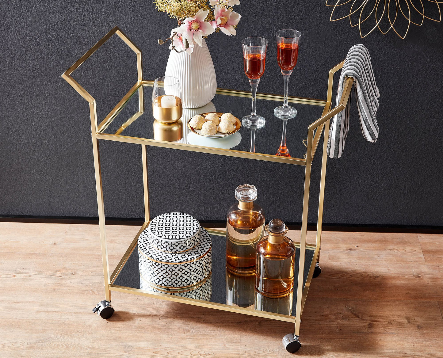 Design Servierwagen Gold 73 mal 78 mal 37 cm Kuechenwagen Glas Metall Mobiler Beistelltisch Speisewagen mit Glasplatte Teewagen Mini Bar auf 4 Rollen