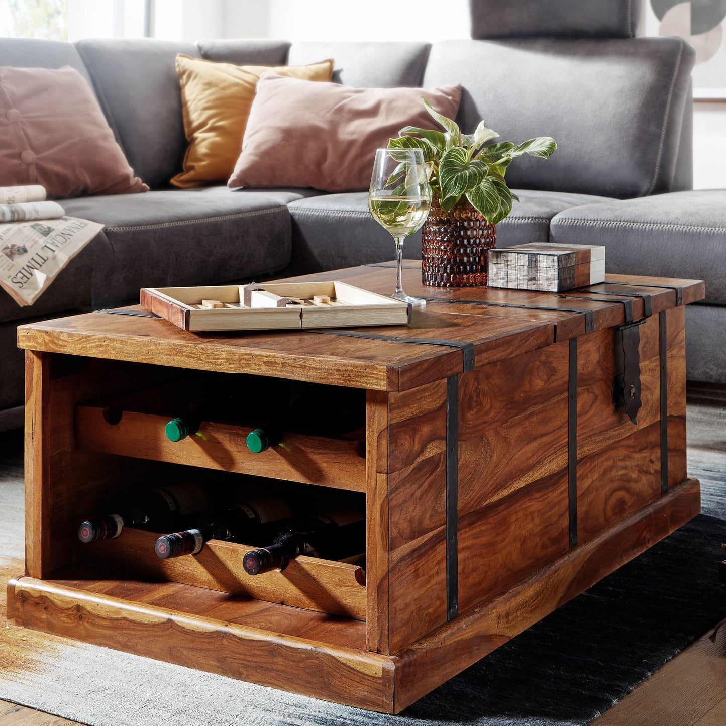 Couchtisch 100 mal 60 mal 40 cm Sheesham Massivholz Truhentisch mit Weinregal Design Wohnzimmertisch mit Stauraum Sofatisch Stubentisch Modern Holztisch Wohnzimmer