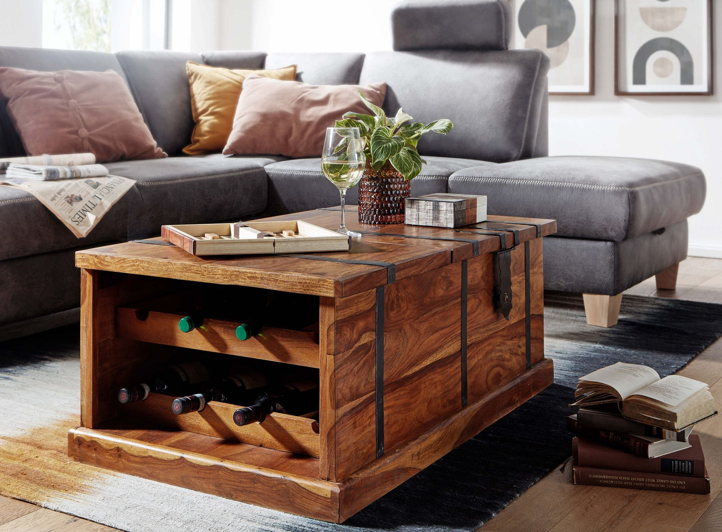 Couchtisch 100 mal 60 mal 40 cm Sheesham Massivholz Truhentisch mit Weinregal Design Wohnzimmertisch mit Stauraum Sofatisch Stubentisch Modern Holztisch Wohnzimmer