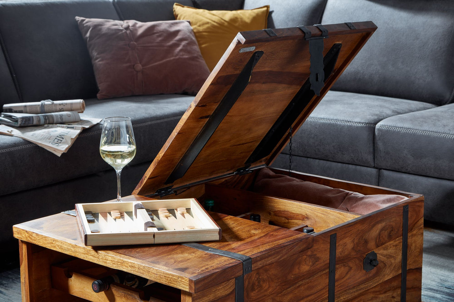 Couchtisch 100 mal 60 mal 40 cm Sheesham Massivholz Truhentisch mit Weinregal Design Wohnzimmertisch mit Stauraum Sofatisch Stubentisch Modern Holztisch Wohnzimmer