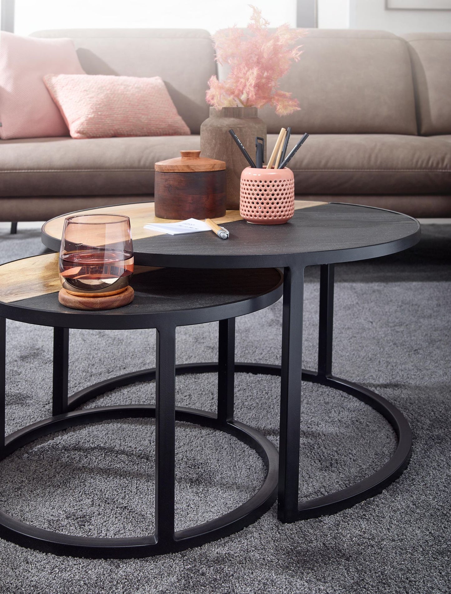 Couchtisch 2er Set Mango Massivholz Stein Optik Sofatisch Rund Modern Design Beistelltisch 2 teilig Runde Wohnzimmertische Holztisch Satztische Metall