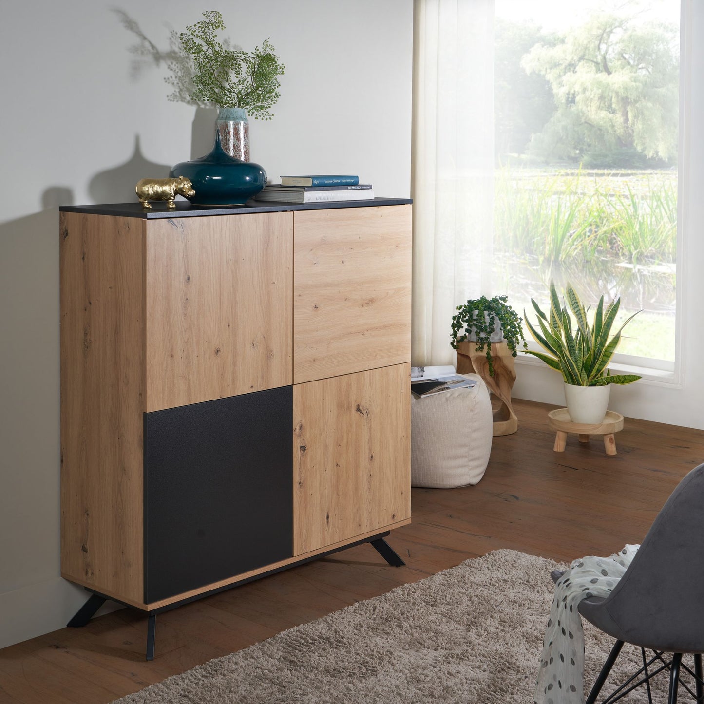 Highboard 110 mal 125 mal 40 cm MDF Sideboard in Eiche Dekor Schwarz Kommode mit 4 Tueren Kommodenschrank Flurschrank Modern Standschrank Anrichte mit Metallbeine