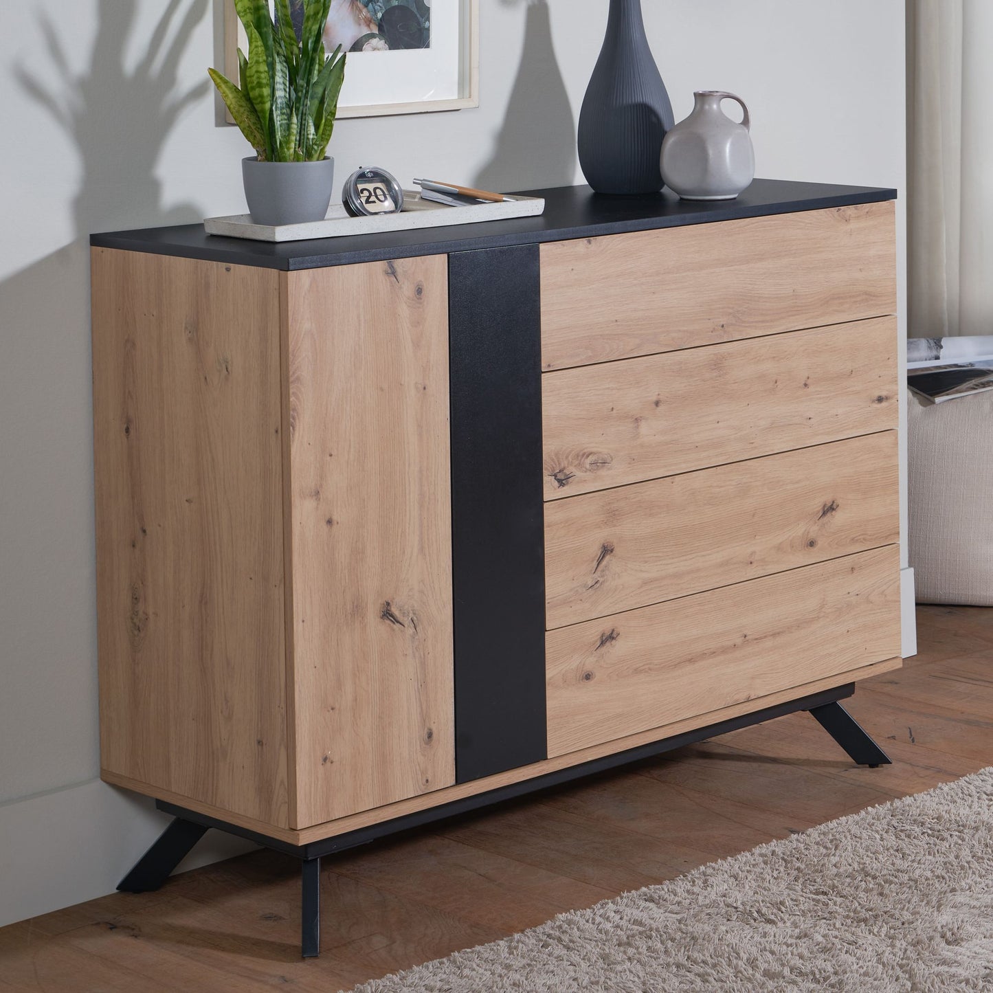 Sideboard 110 mal 87 mal 40 cm MDF Anrichte in Eiche Dekor Schwarz Kommode mit 4 Schubladen Kommodenschrank Flurschrank mit Tuer Modern Standschrank Wohnzimmer mit Metallbeine