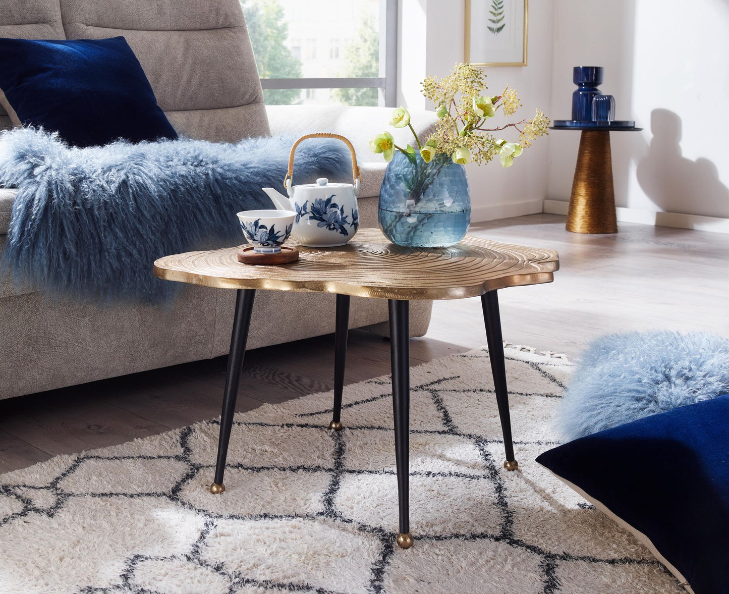 Couchtisch Aluminium Baumscheibe 64 mal 64 mal 37 cm Sofatisch Metall Gold Design Wohnzimmertisch Rund Kleiner Kaffeetisch Modern Beistelltisch Anstelltisch Wohnzimmer