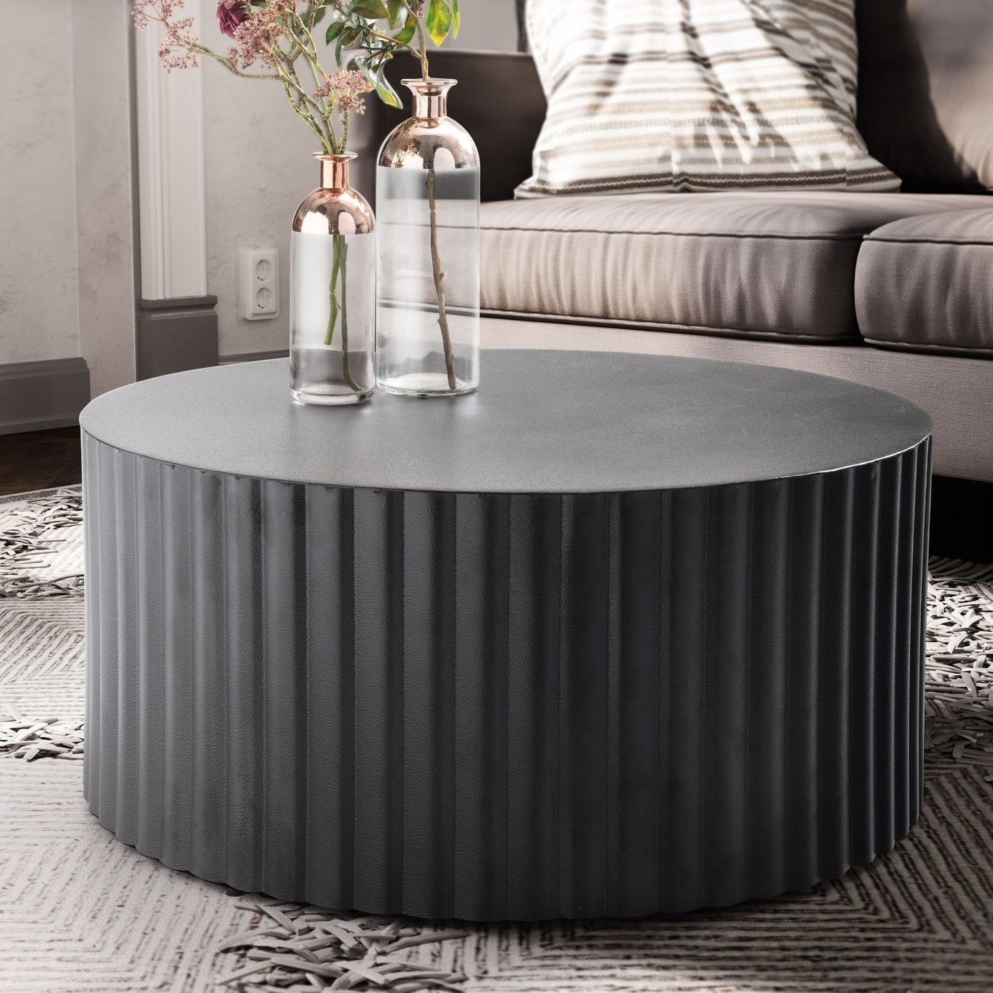 Couchtisch 67 mal 67 mal 31 cm Metall Schwarz Sofatisch Rund Design Wohnzimmertisch mit Wellen Muster Kaffeetisch Eisen in Lamellen Optik Kleiner Tisch Beistelltisch Wohnzimmer Modern