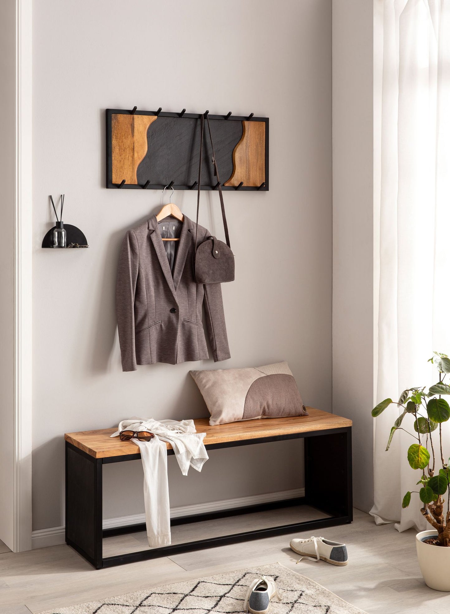 Wandgarderobe Mango Massivholz Steinoptik 80 mal 36 mal 6 cm Hakenleiste fuer Jacken Schals und Muetzen Flurgarderobe mit Wellenmuster Garderobe Wand Holz mit Metallrahmen