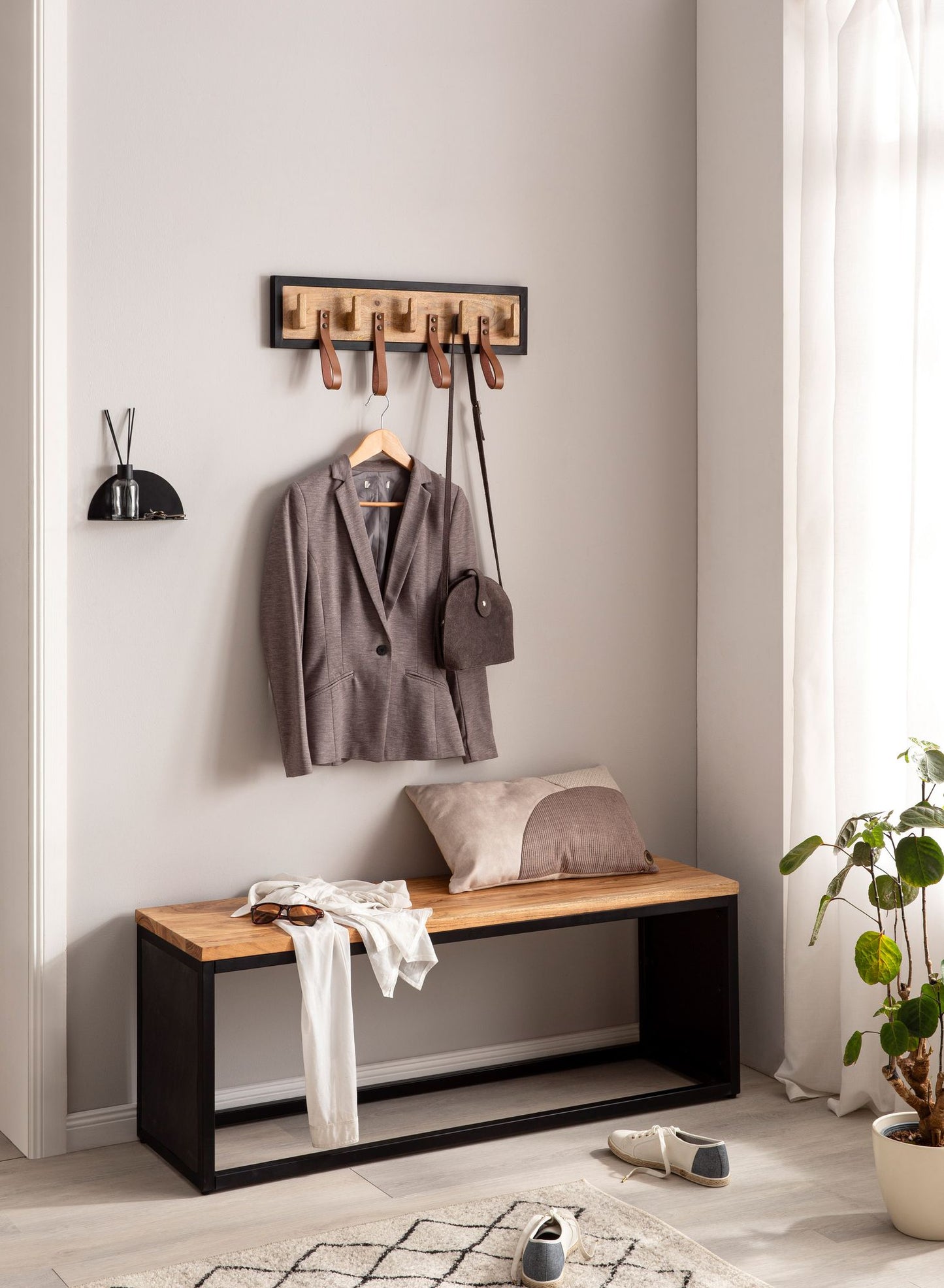 Wandgarderobe Mango Massivholz Echtleder 60 mal 15 mal 6 cm Hakenleiste fuer Jacken Schals und Muetzen Flurgarderobe mit Metallrahmen Garderobe Wand Holz mit Schlaufen