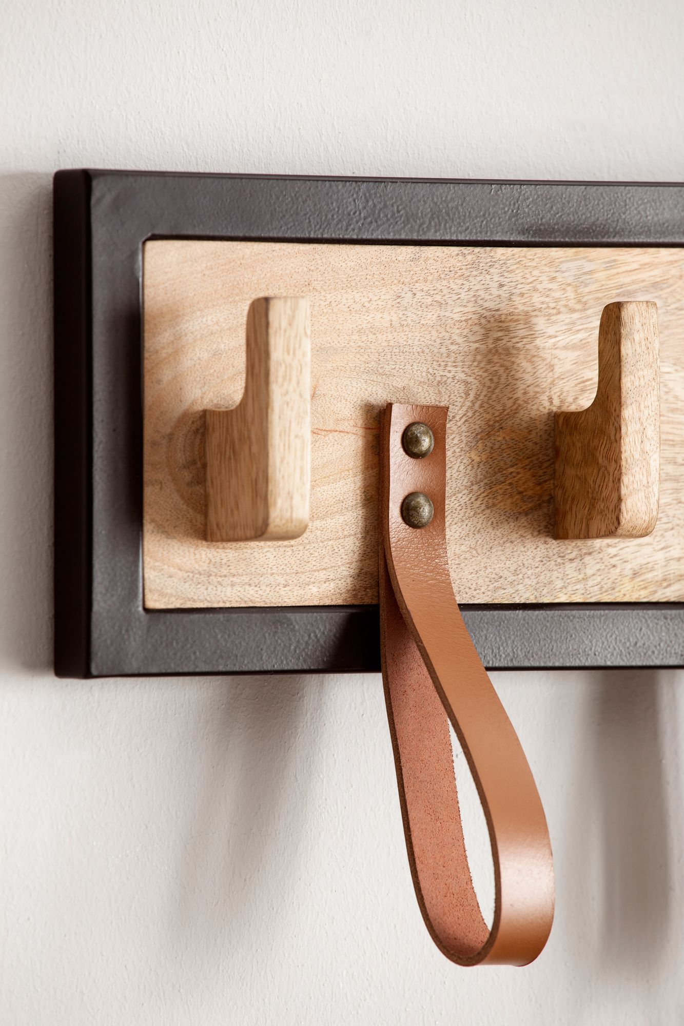 Wandgarderobe Mango Massivholz Echtleder 60 mal 15 mal 6 cm Hakenleiste fuer Jacken Schals und Muetzen Flurgarderobe mit Metallrahmen Garderobe Wand Holz mit Schlaufen