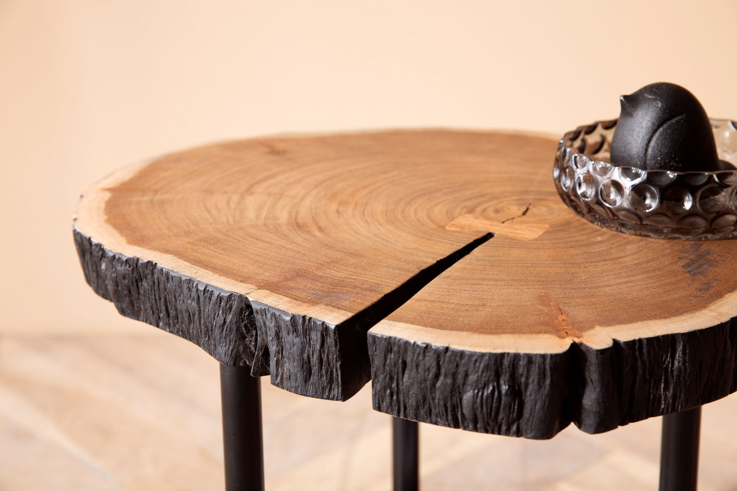 Beistelltisch Akazie Vollholz Metall 45 mal 45 mal 50 cm mit Baumkante Kleiner Sofatisch Organisch Wohnzimmertisch Couchtisch Modern Baumscheibe Anstelltisch Hoch mit Stauraum