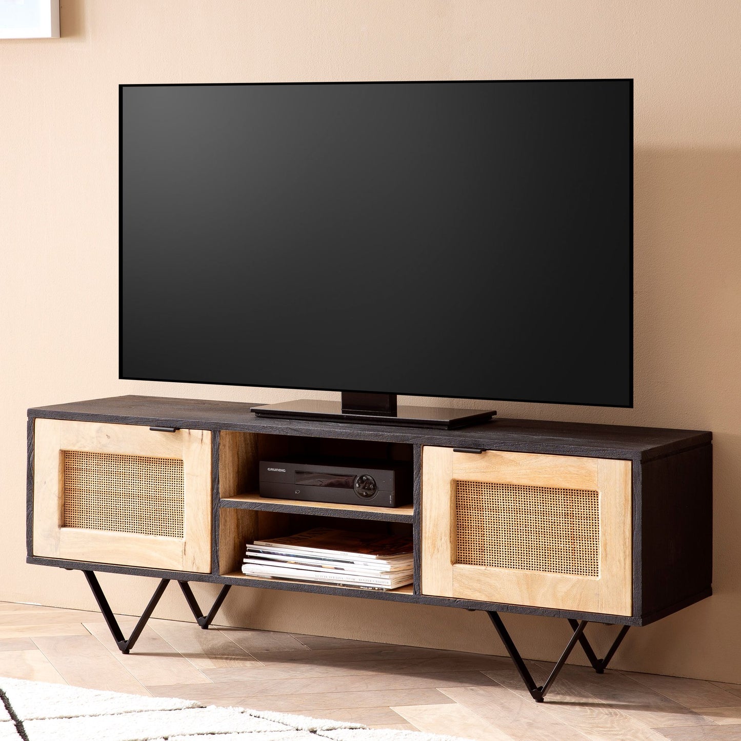 Lowboard Mango Massivholz Rattan 120 mal 44 mal 35 cm TV Kommode mit zwei Tueren Design TV Schrank mit Kabeldurchlass Fernsehtisch Fernsehschrank Modern Fernsehkommode Wohnzimmer