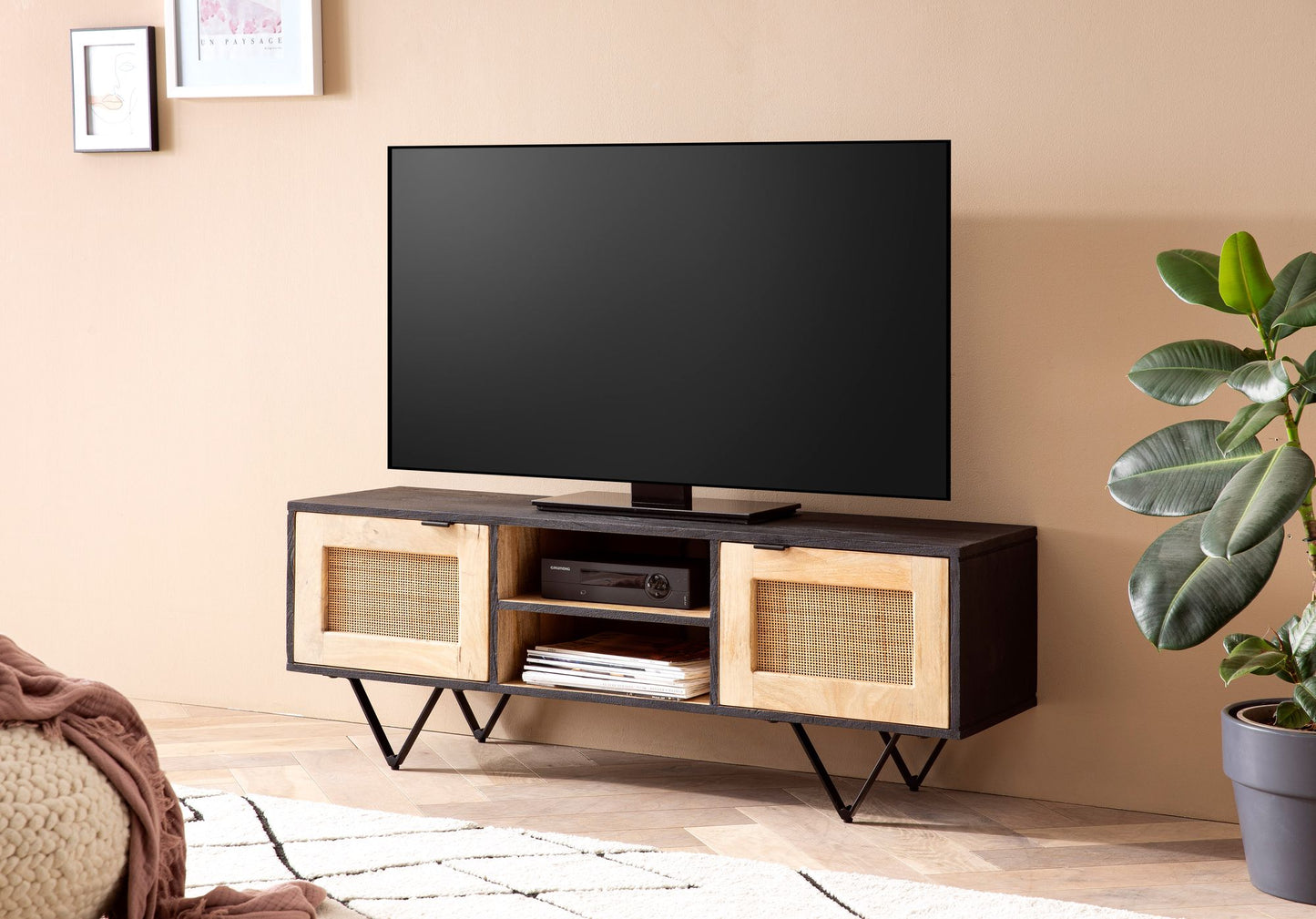 Lowboard Mango Massivholz Rattan 120 mal 44 mal 35 cm TV Kommode mit zwei Tueren Design TV Schrank mit Kabeldurchlass Fernsehtisch Fernsehschrank Modern Fernsehkommode Wohnzimmer