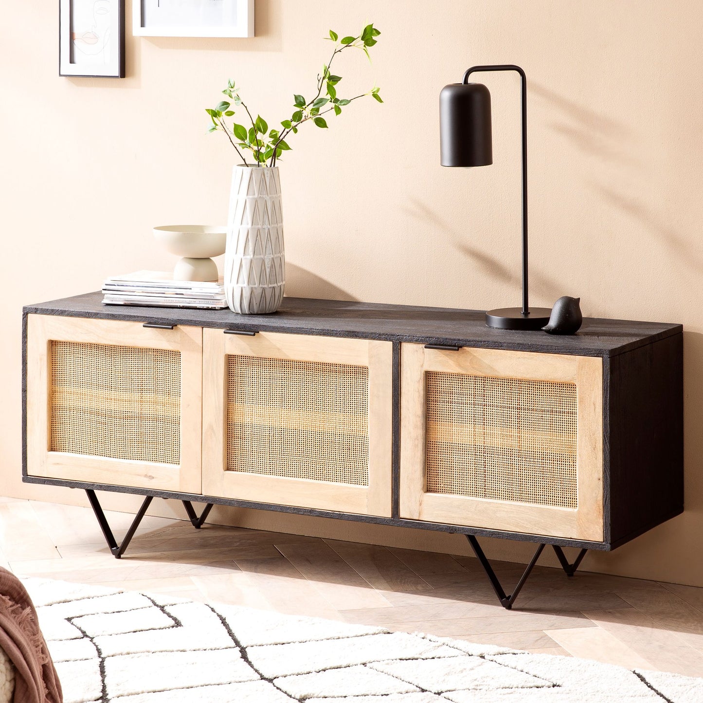 Sideboard 145 mal 55 mal 40 cm Mango Massivholz Rattan Kommode mit 3 Tueren Niedriger Kommodenschrank Schwarz Braun Standschrank Wohnzimmer Anrichte Rohrgeflecht