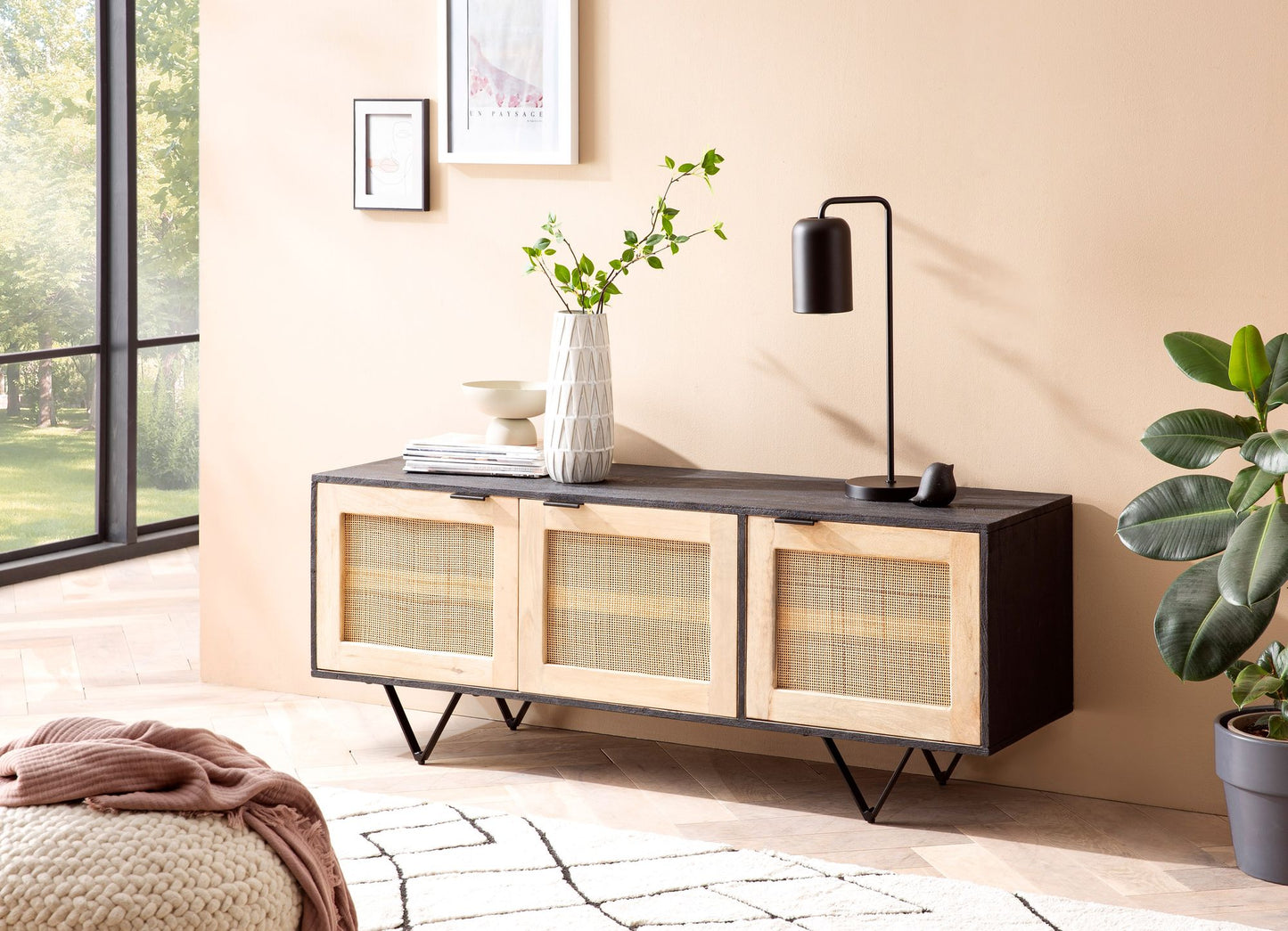 Sideboard 145 mal 55 mal 40 cm Mango Massivholz Rattan Kommode mit 3 Tueren Niedriger Kommodenschrank Schwarz Braun Standschrank Wohnzimmer Anrichte Rohrgeflecht