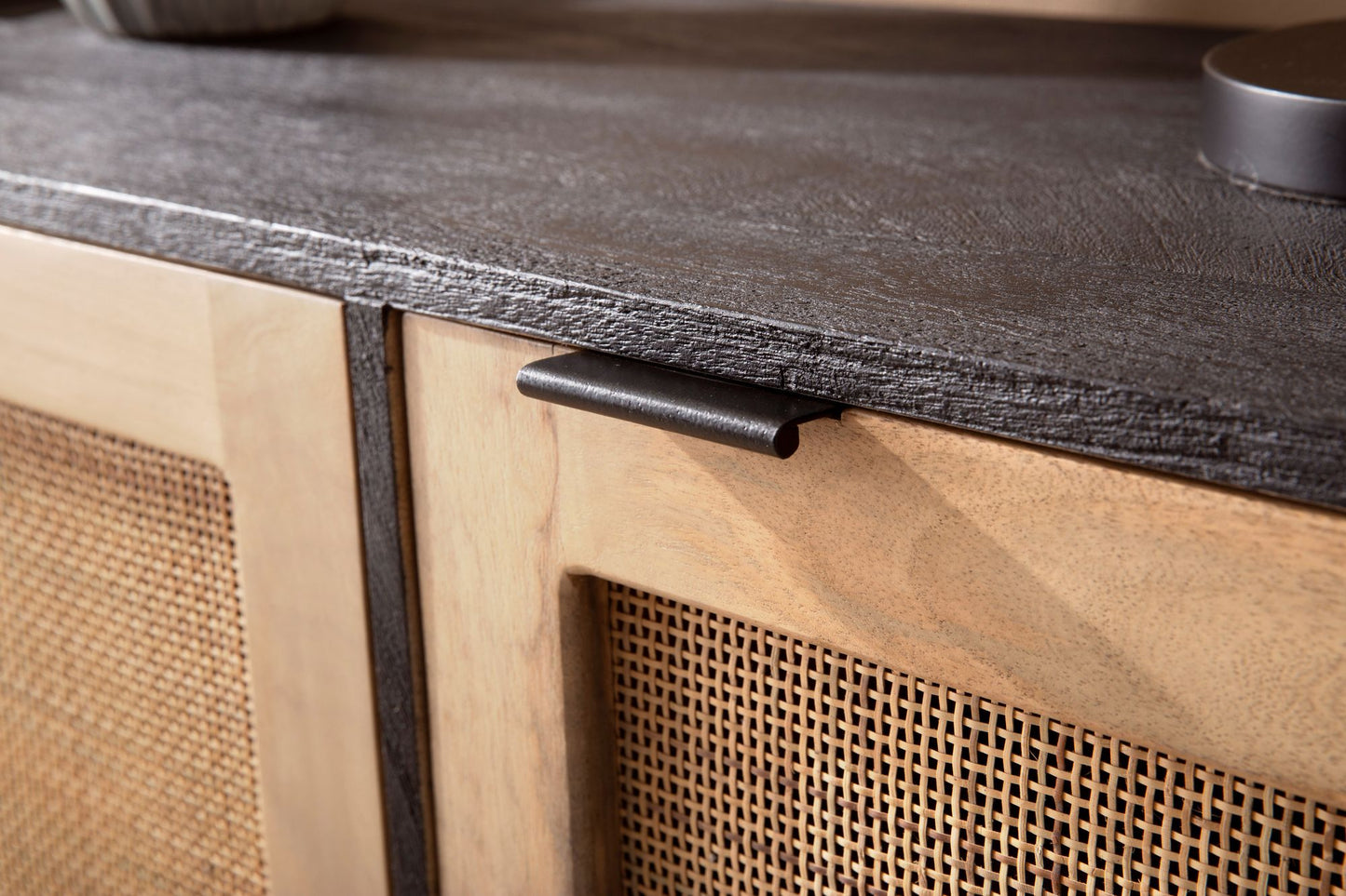 Sideboard 145 mal 55 mal 40 cm Mango Massivholz Rattan Kommode mit 3 Tueren Niedriger Kommodenschrank Schwarz Braun Standschrank Wohnzimmer Anrichte Rohrgeflecht