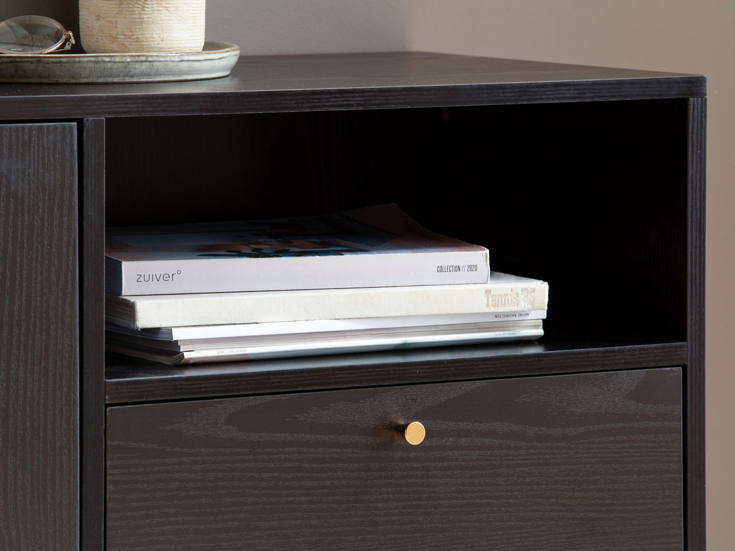 Sideboard 140 mal 75 mal 40 cm Kommode Schwarz mit Eiche Dekor Zeitlos Hoher Kommodenschrank Standschrank Wohnzimmer mit 2 Tueren und Schublade Anrichte mit offenem Fach