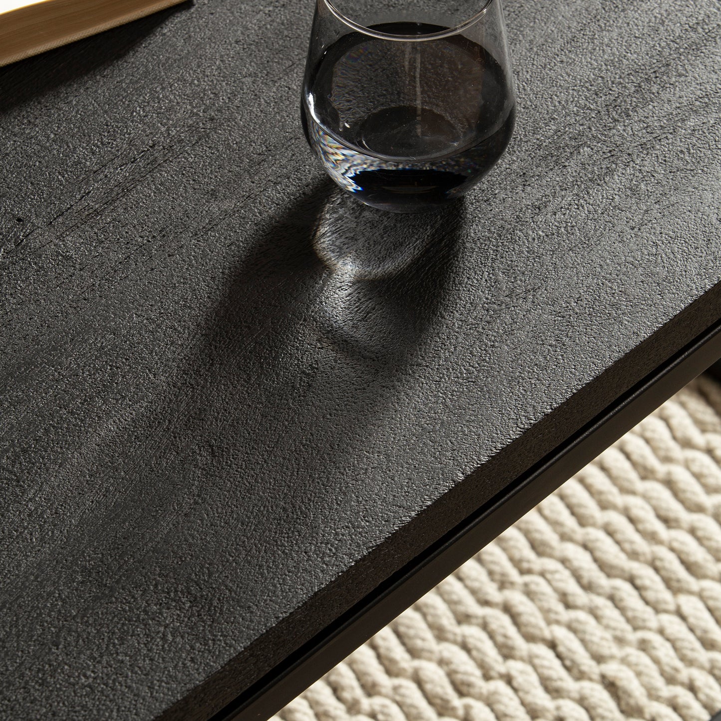 Couchtisch 120 mal 60 mal 40 cm Mango Massivholz Metall Schwarz Sofatisch Rechteckig Design Wohnzimmertisch mit natuerlicher Holzmaserung Kaffeetisch Wohnzimmer Modern